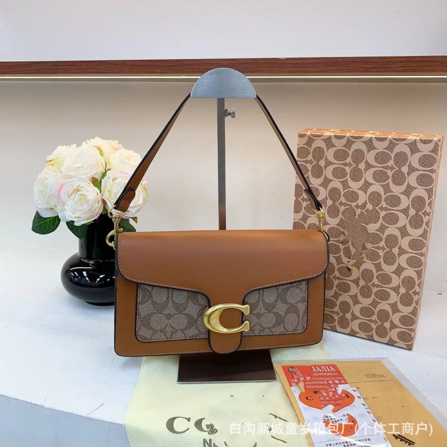 Luxe Signature C Shoulder Bag
